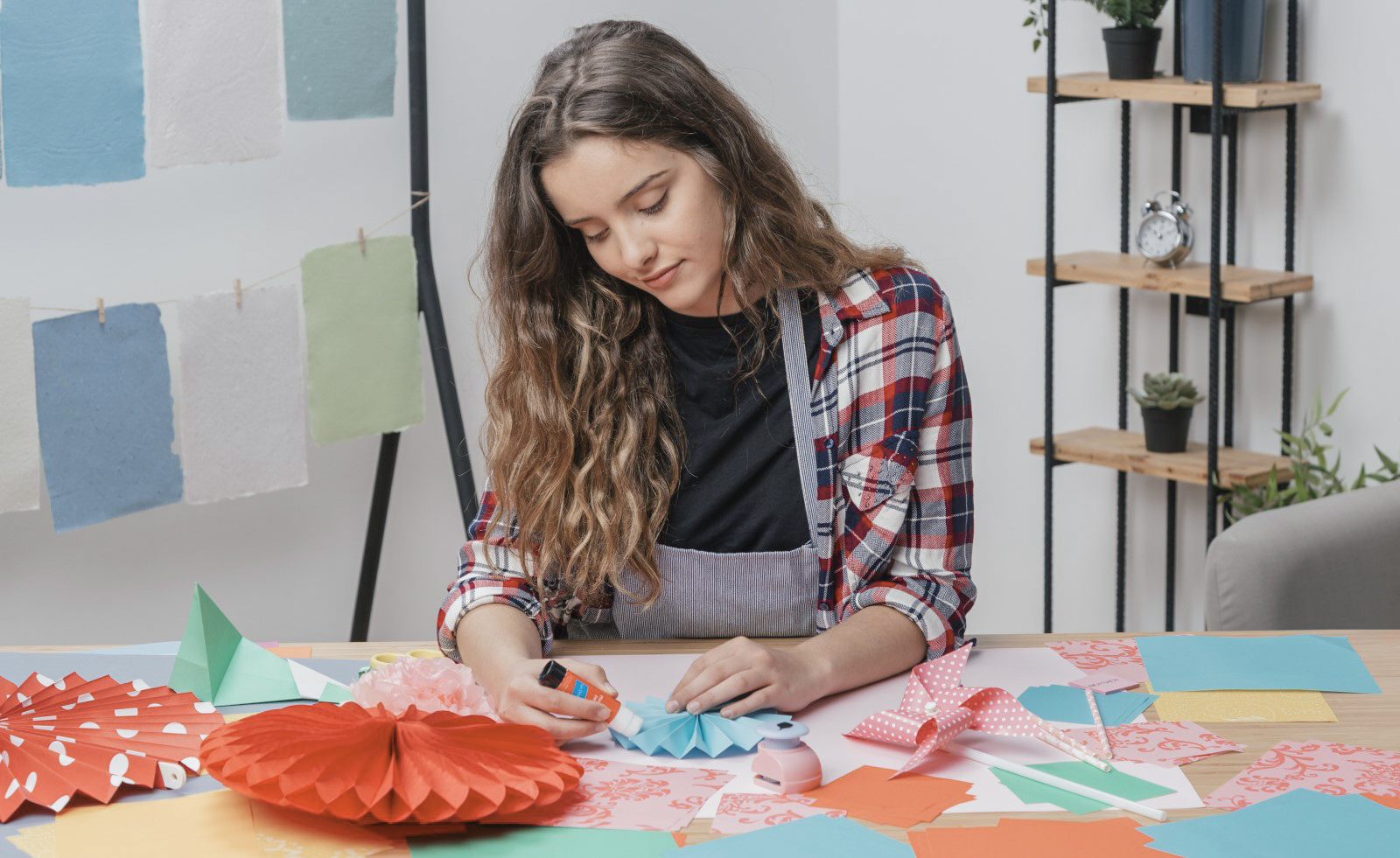 Sorprende a mamá en su día con un regalo diferente: crea un retrato en papel hecho a mano con la técnica de paper cut. Una forma creativa, delicada y significativa de homenajear a mamá con el corazón.